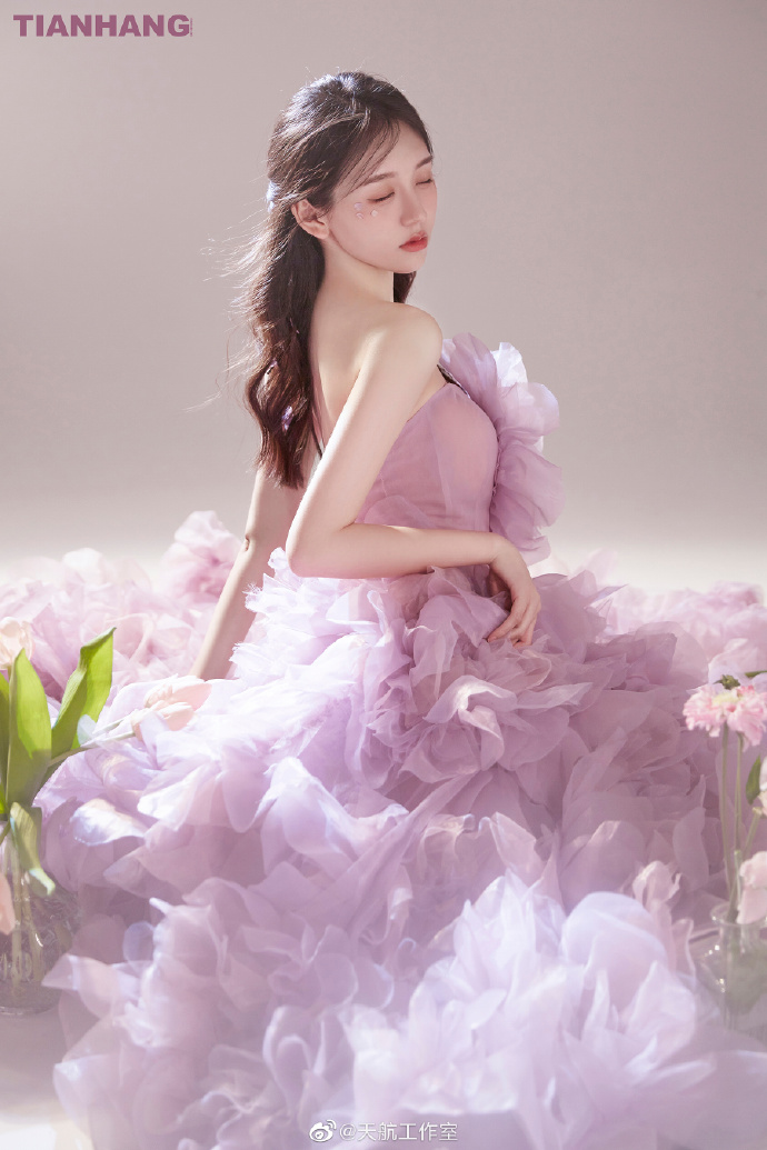 白莲花度假村 封面